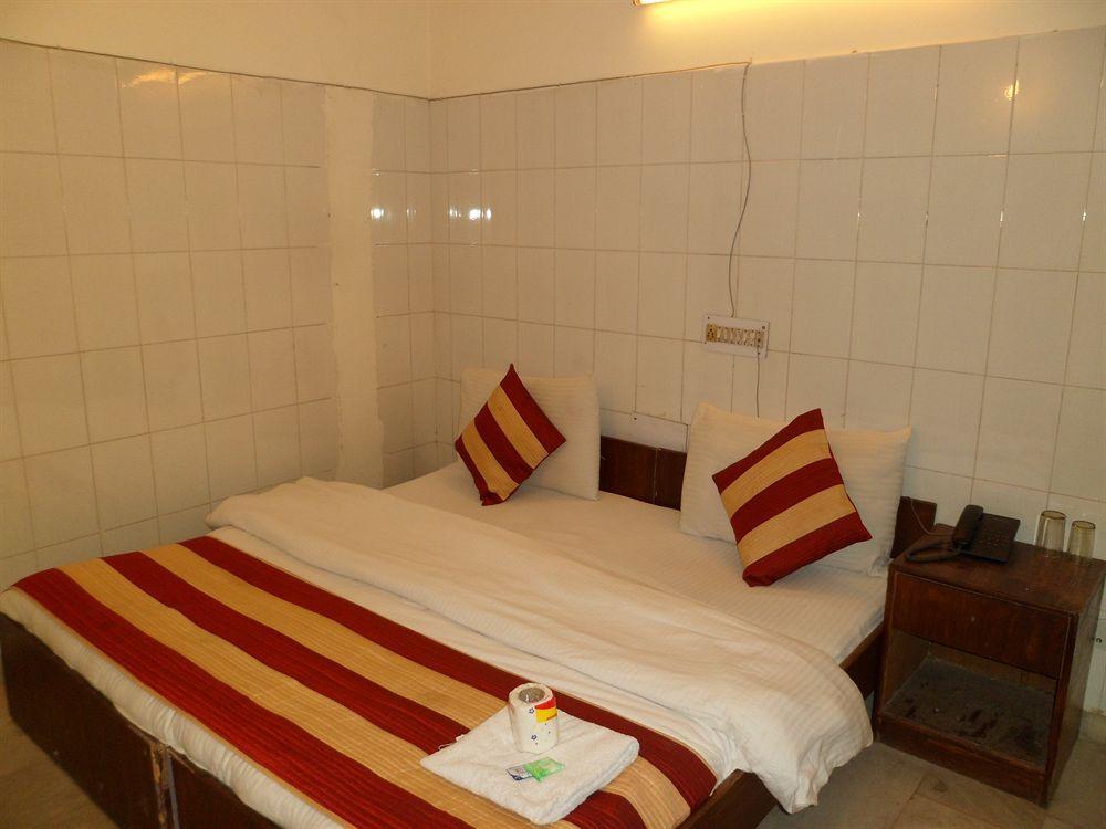 Hotel Arjun New Delhi Buitenkant foto