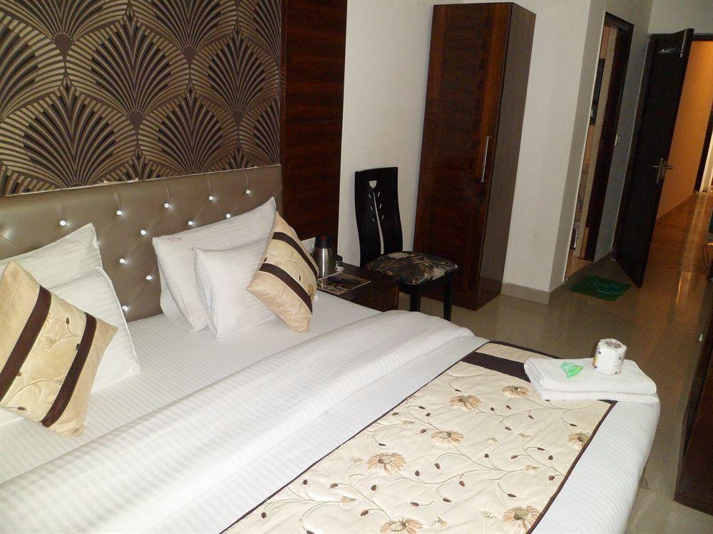 Hotel Arjun New Delhi Buitenkant foto