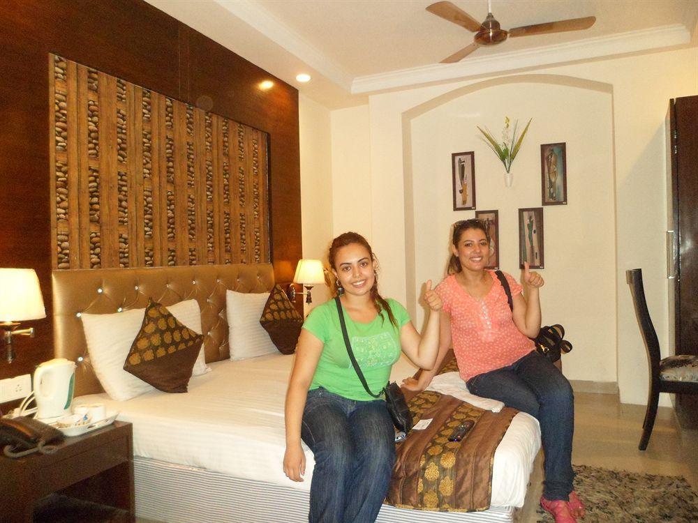 Hotel Arjun New Delhi Buitenkant foto