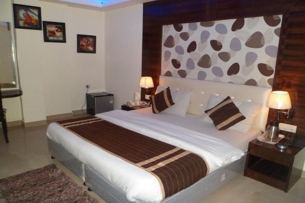 Hotel Arjun New Delhi Buitenkant foto