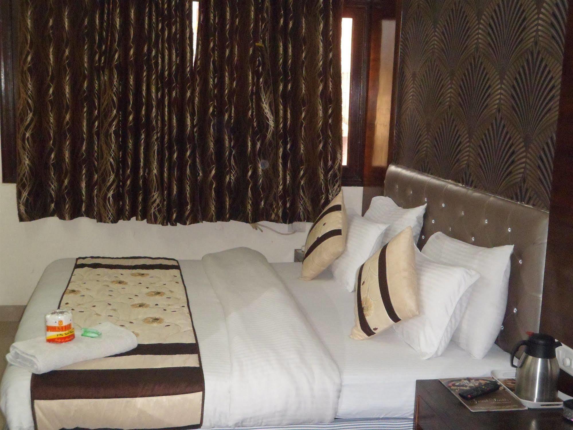 Hotel Arjun New Delhi Buitenkant foto