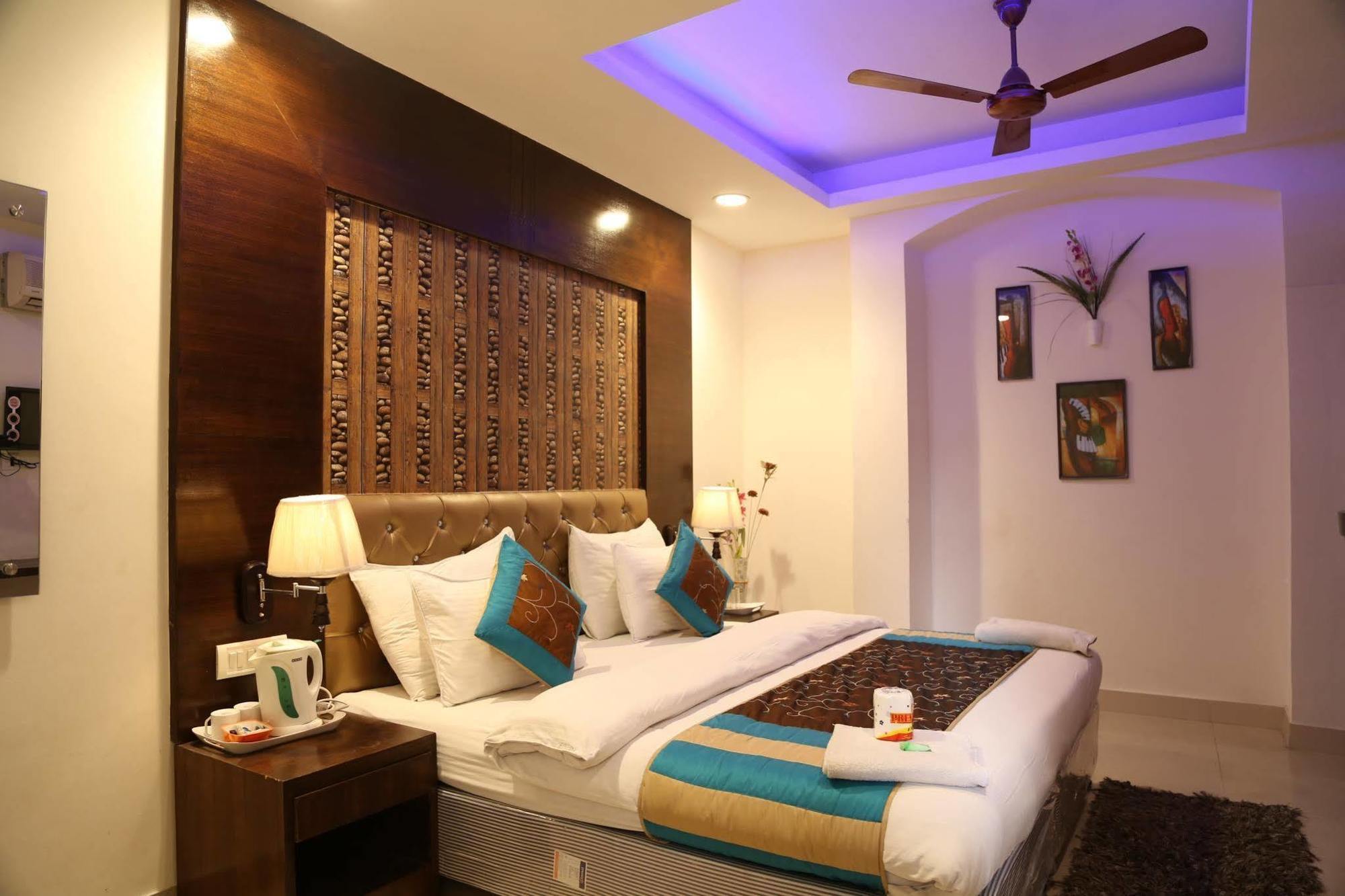 Hotel Arjun New Delhi Buitenkant foto