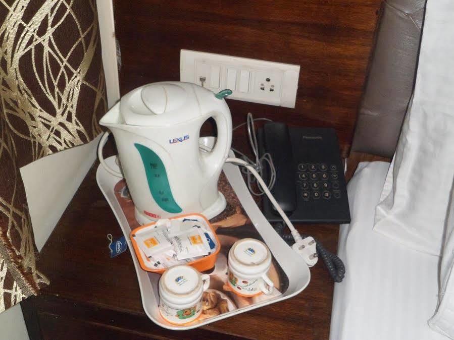 Hotel Arjun New Delhi Buitenkant foto