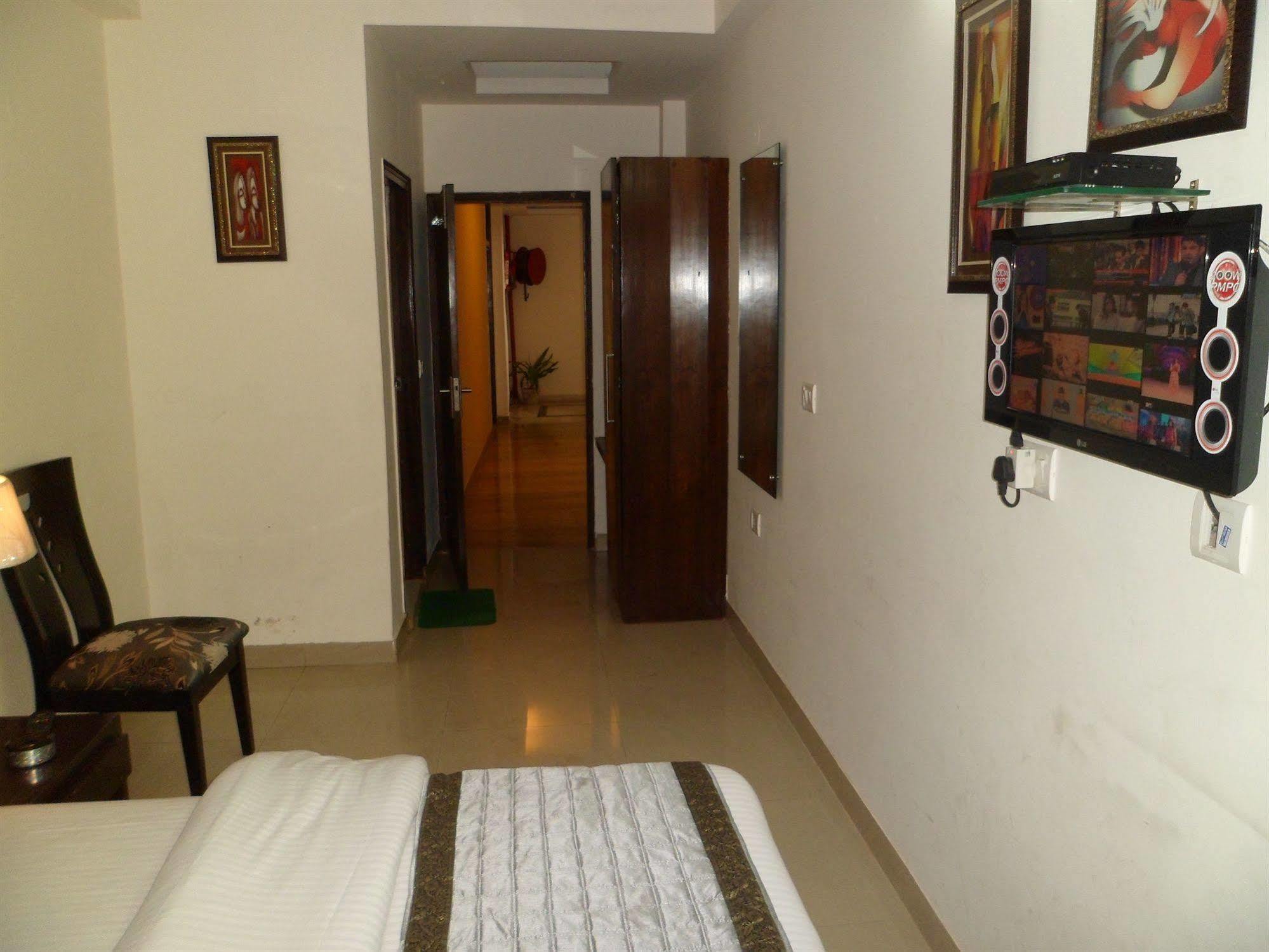 Hotel Arjun New Delhi Buitenkant foto