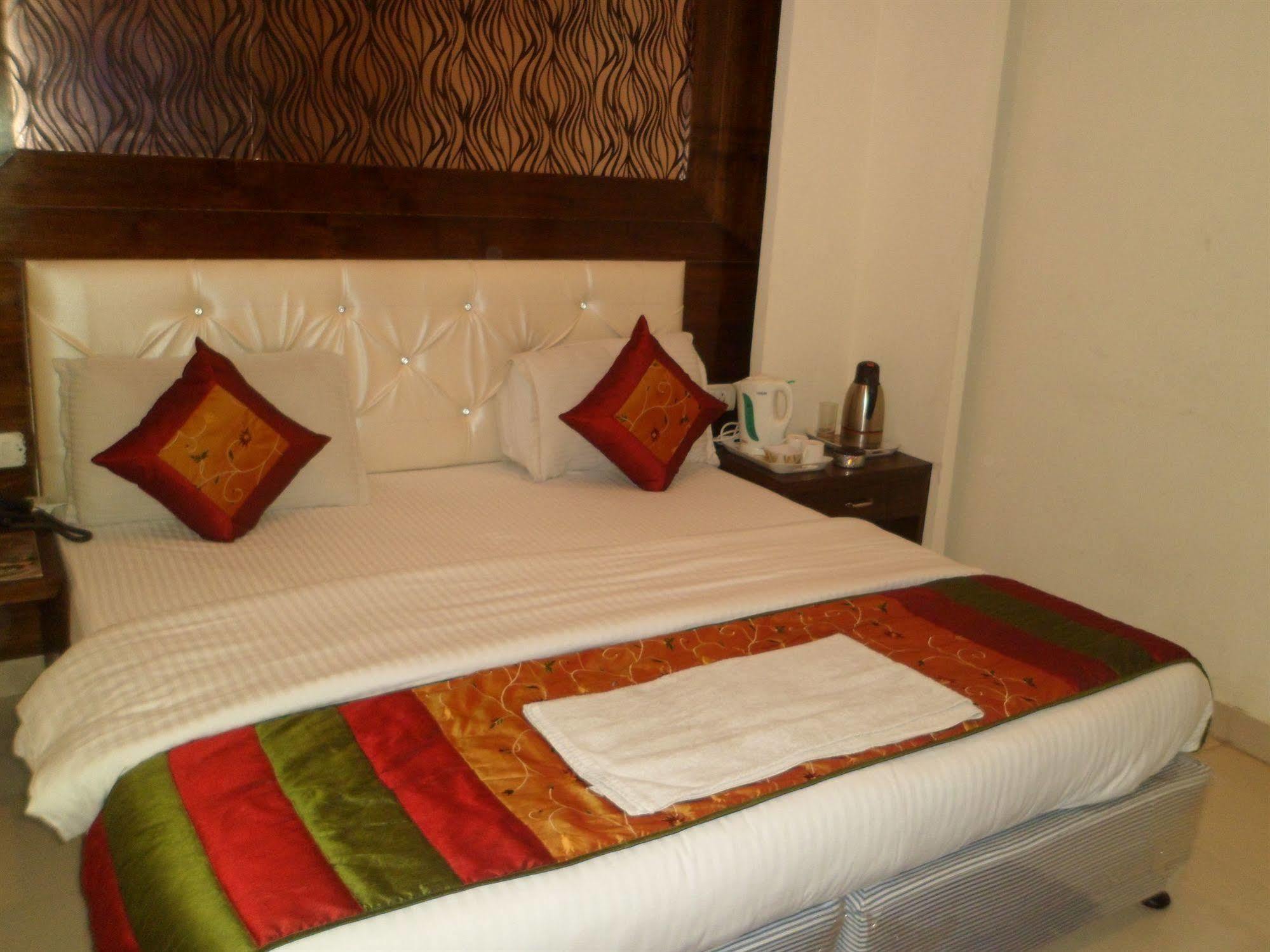 Hotel Arjun New Delhi Buitenkant foto