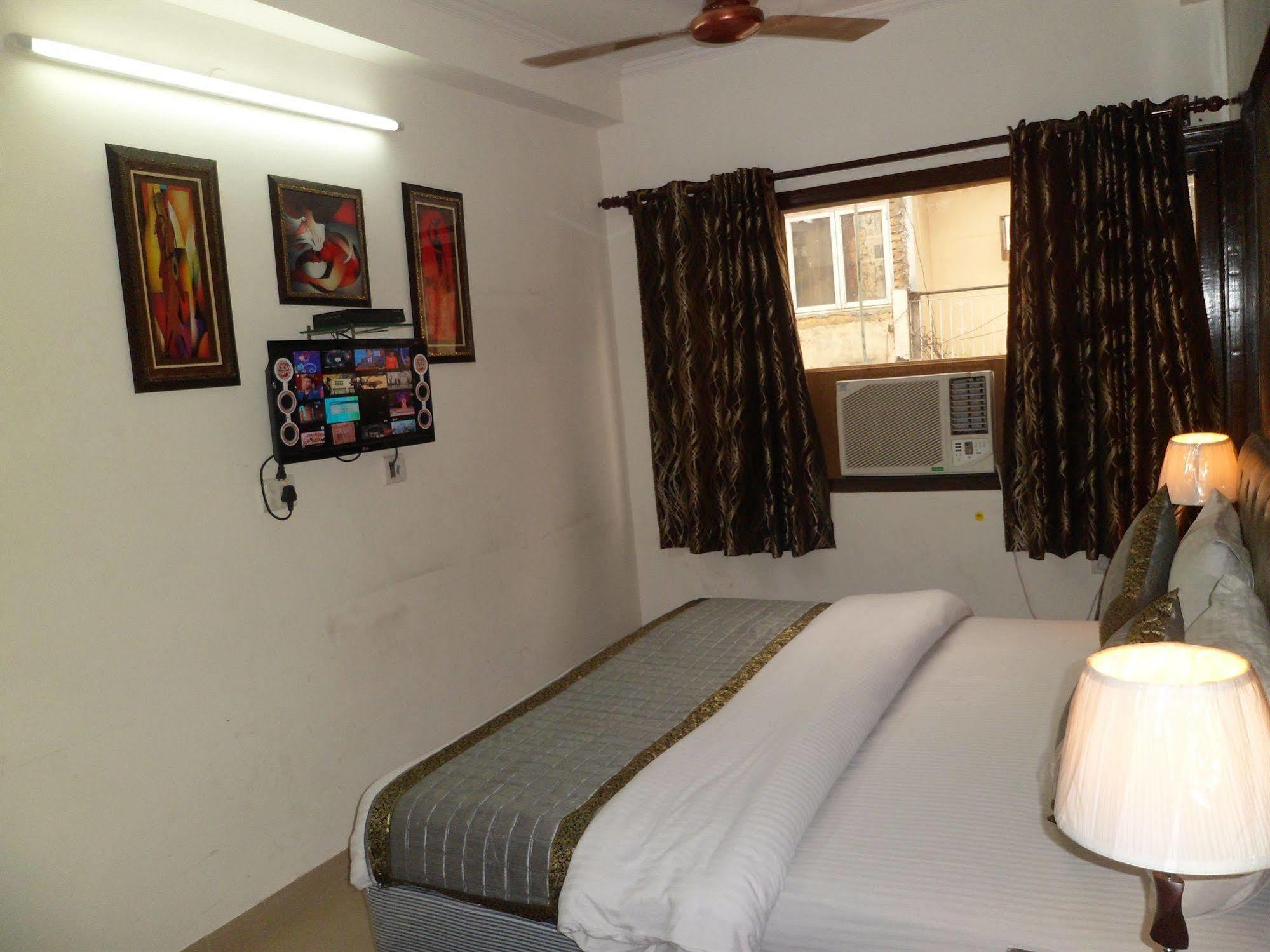 Hotel Arjun New Delhi Buitenkant foto