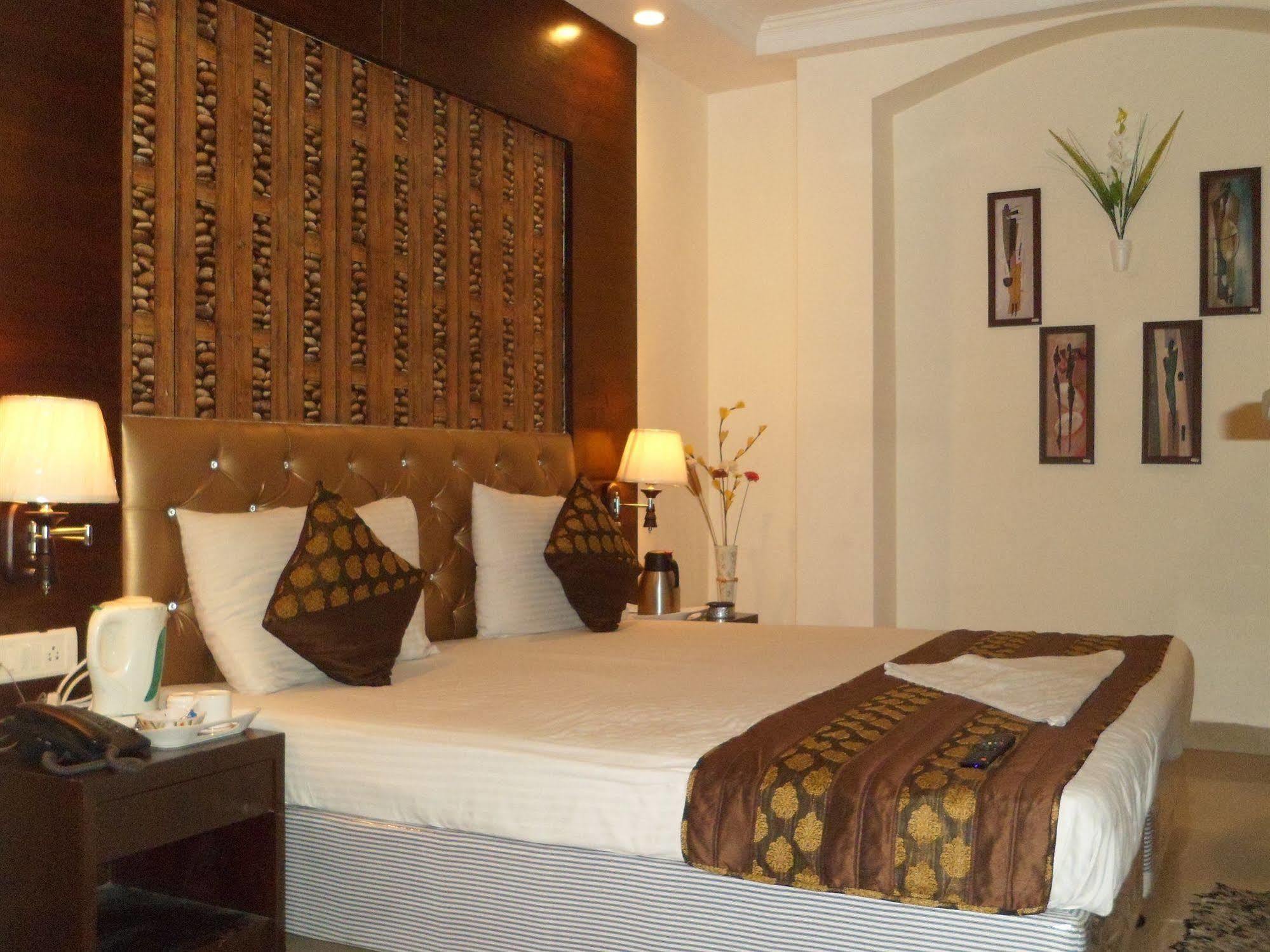 Hotel Arjun New Delhi Buitenkant foto