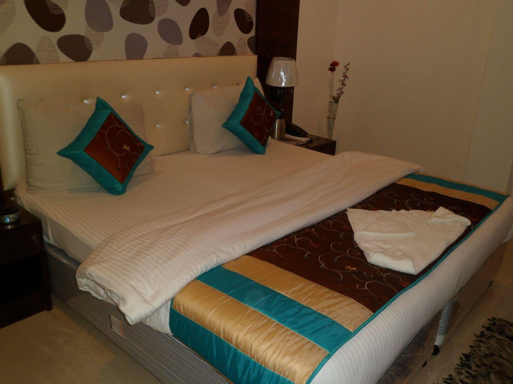 Hotel Arjun New Delhi Buitenkant foto