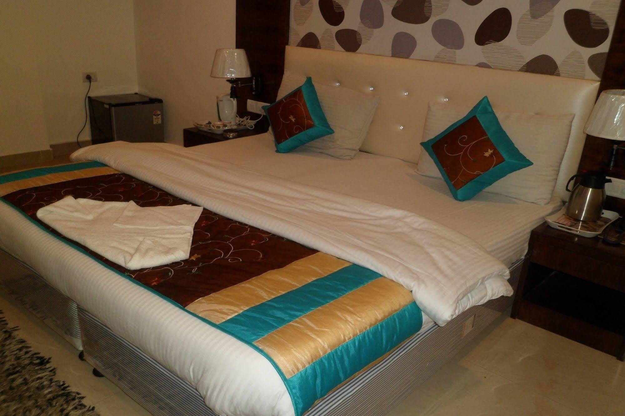 Hotel Arjun New Delhi Buitenkant foto