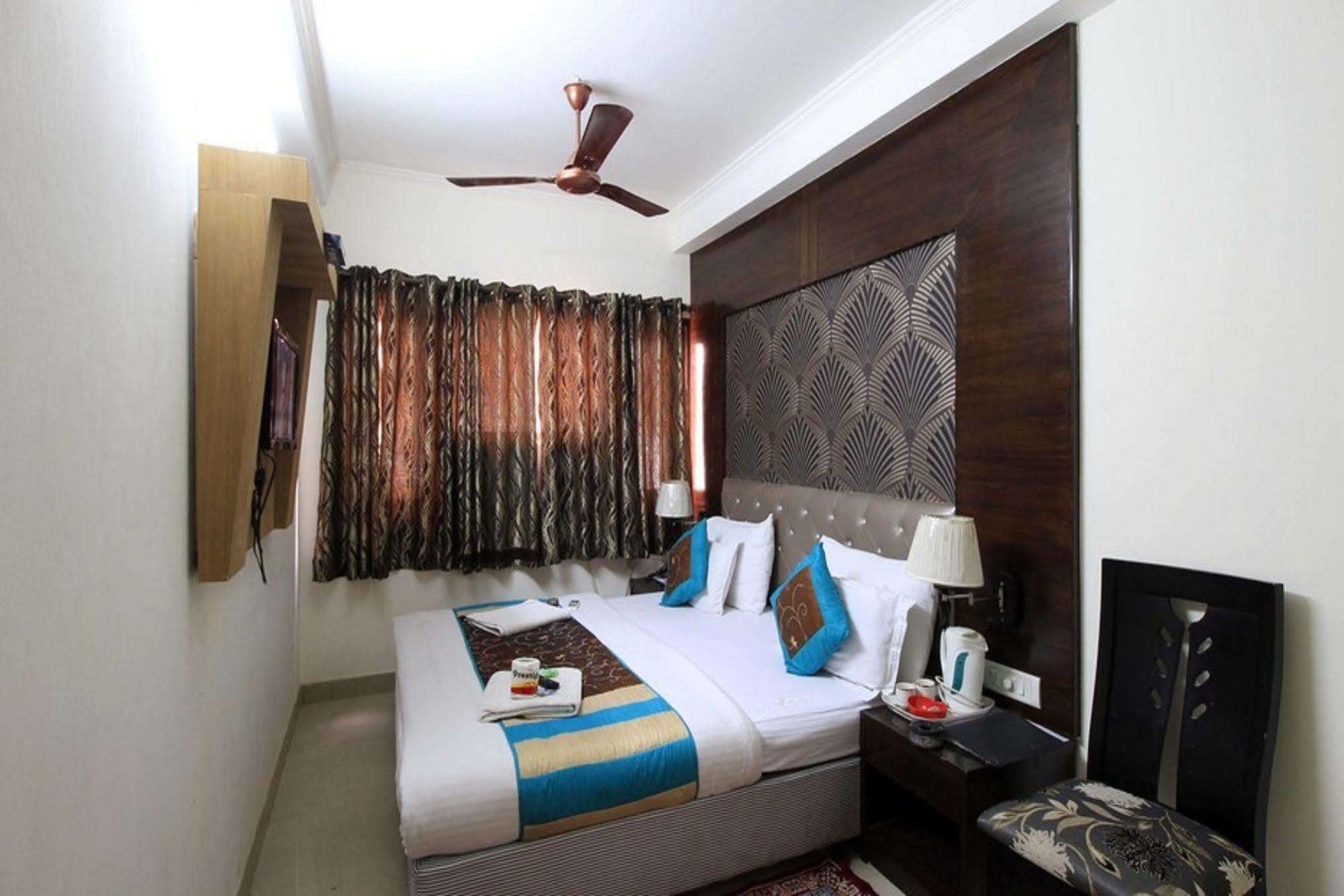 Hotel Arjun New Delhi Buitenkant foto