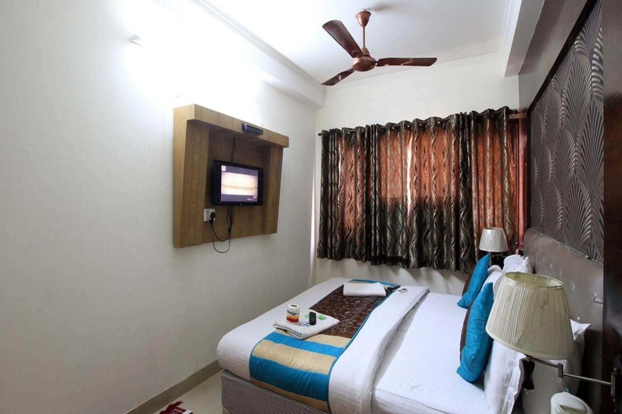Hotel Arjun New Delhi Buitenkant foto