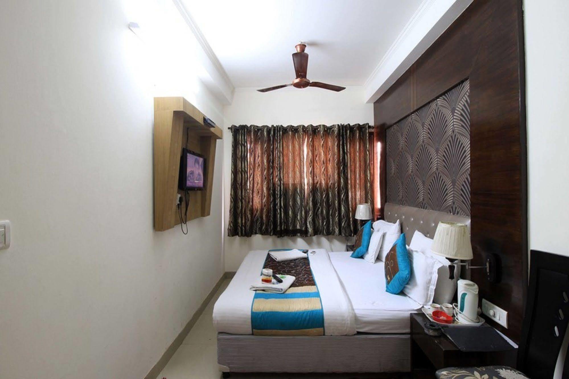 Hotel Arjun New Delhi Buitenkant foto