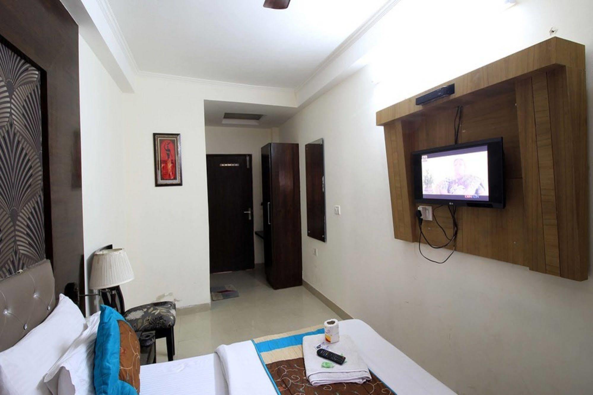 Hotel Arjun New Delhi Buitenkant foto