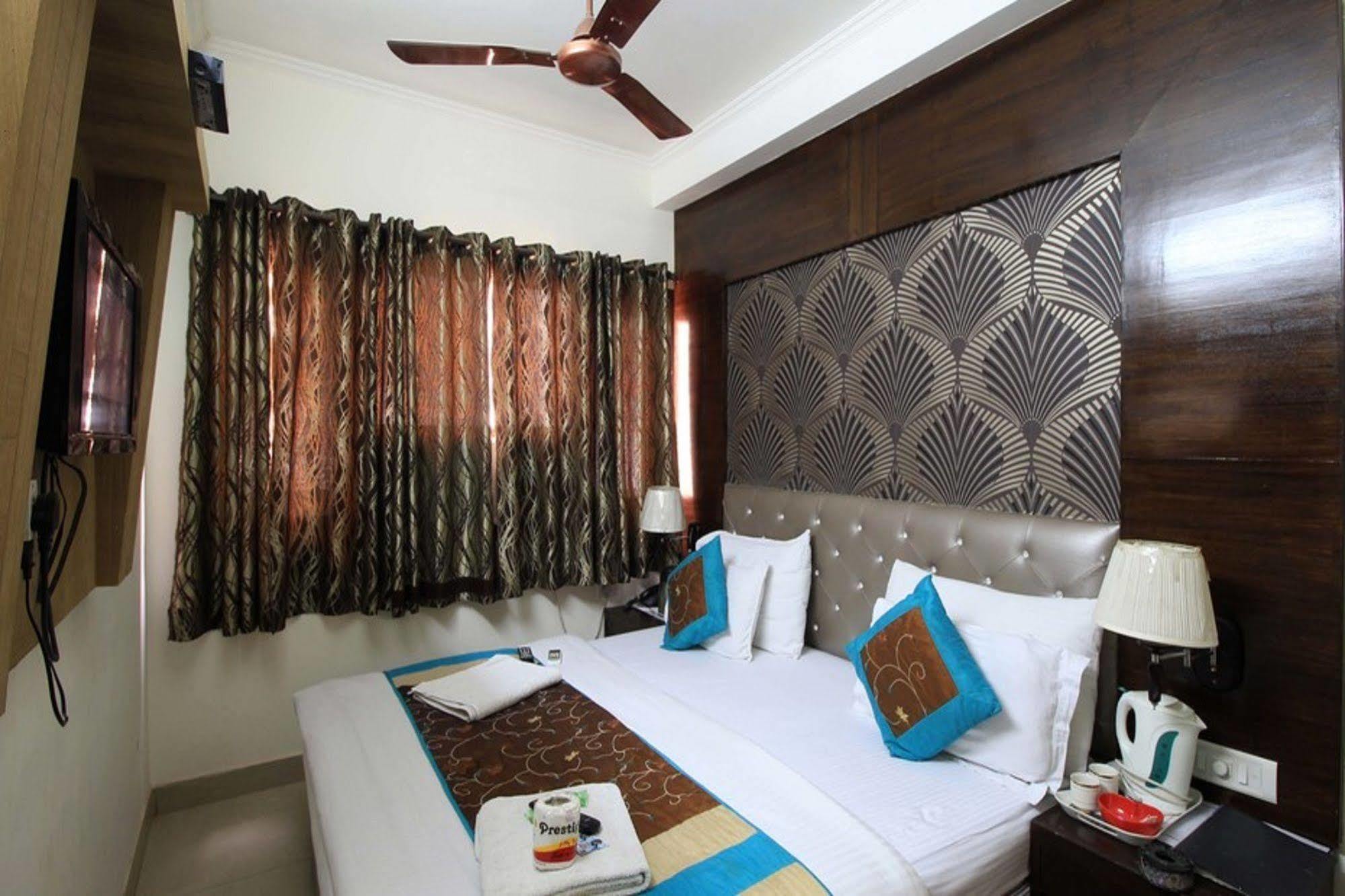 Hotel Arjun New Delhi Buitenkant foto