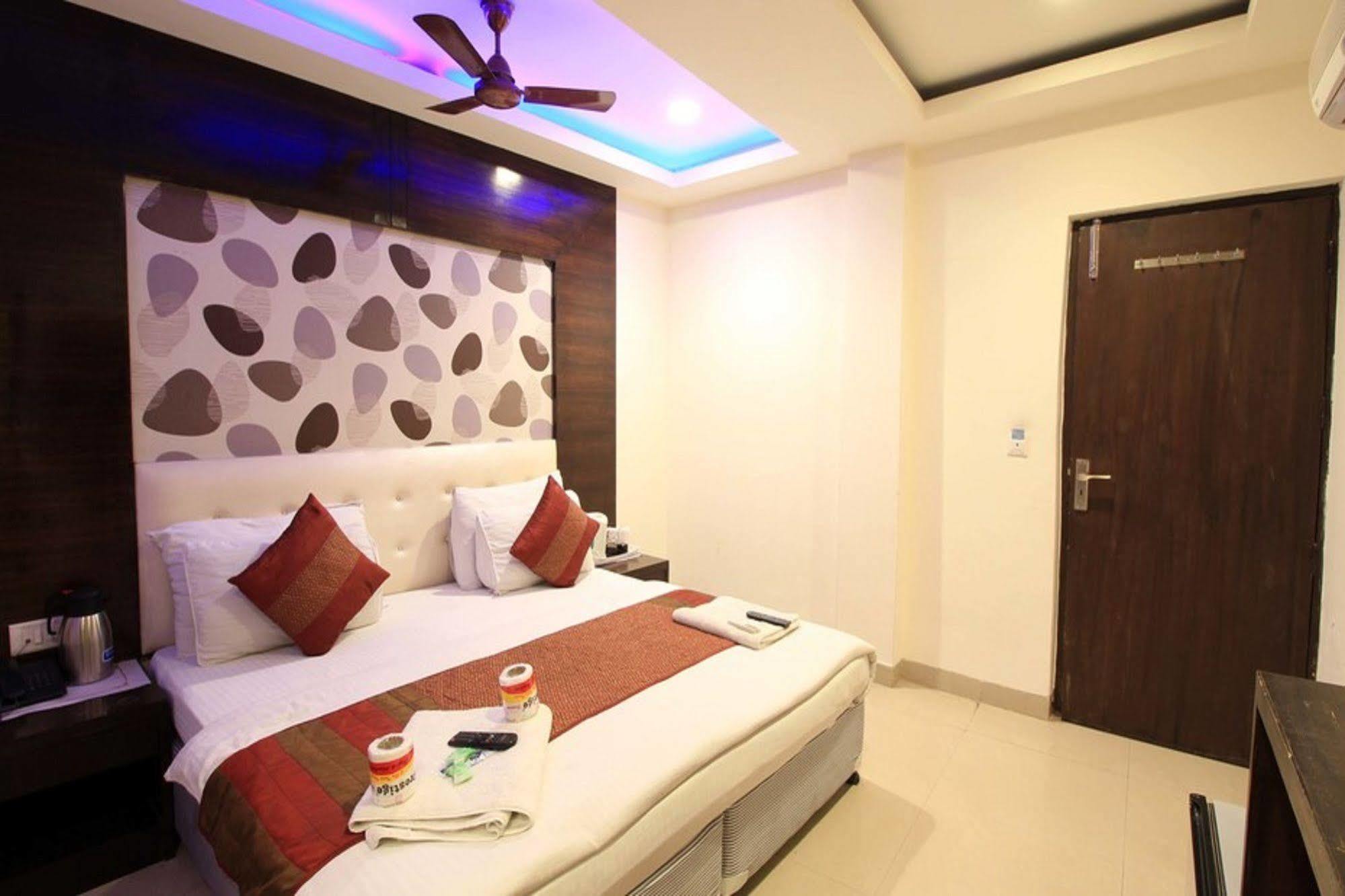 Hotel Arjun New Delhi Buitenkant foto