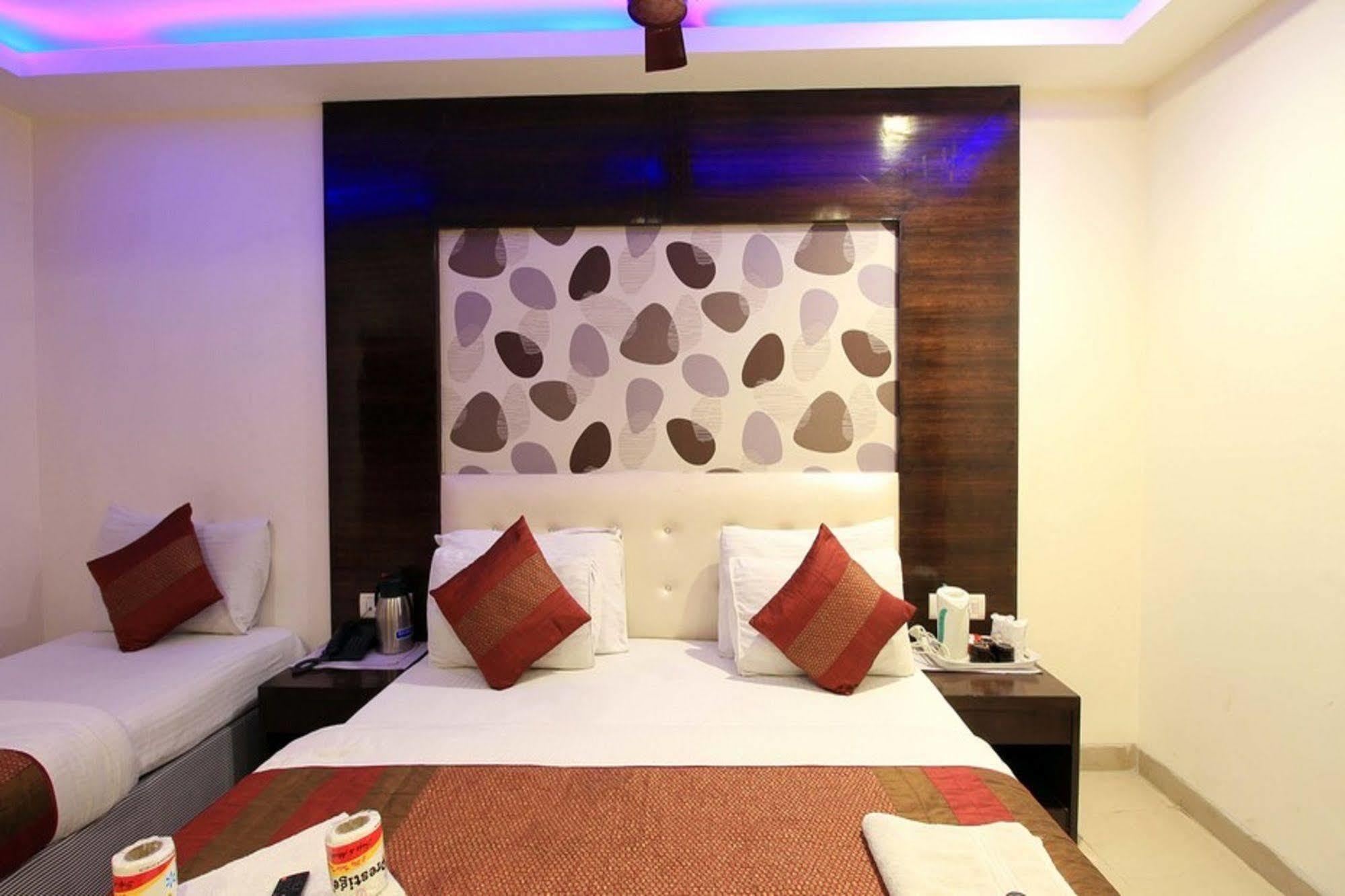 Hotel Arjun New Delhi Buitenkant foto